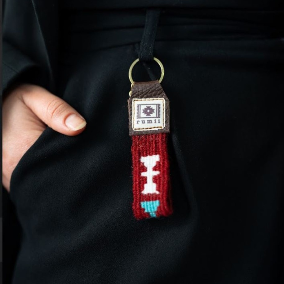 Kelebek Motifli El Dokuması Kilim Anahtarlık – Bordo Zemin Renkli Motif