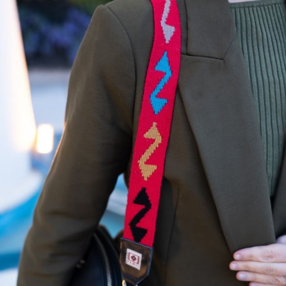 Çengel Motifli El Dokuması Kilim Askı – Nar Çiçeği Zemin